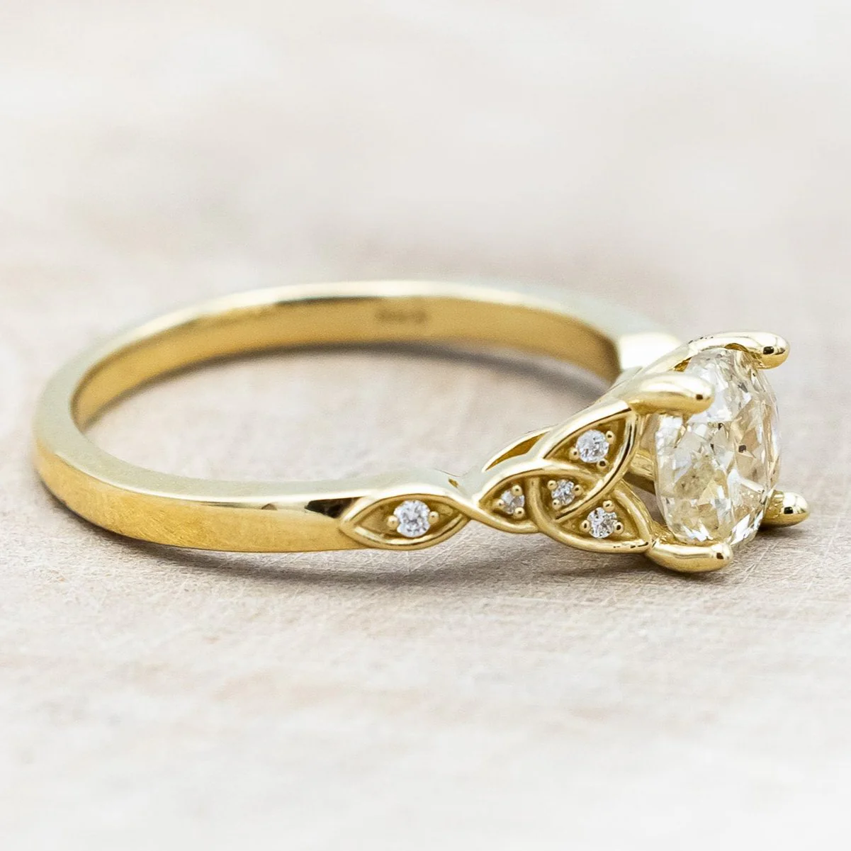ONE-OF-A-KIND - "AIFE" - CELTIC KNOT ENGAGEMENT RING WITH A 1.05CT ROUND CUT CHAMPAGNE DIAMOND - Image 3