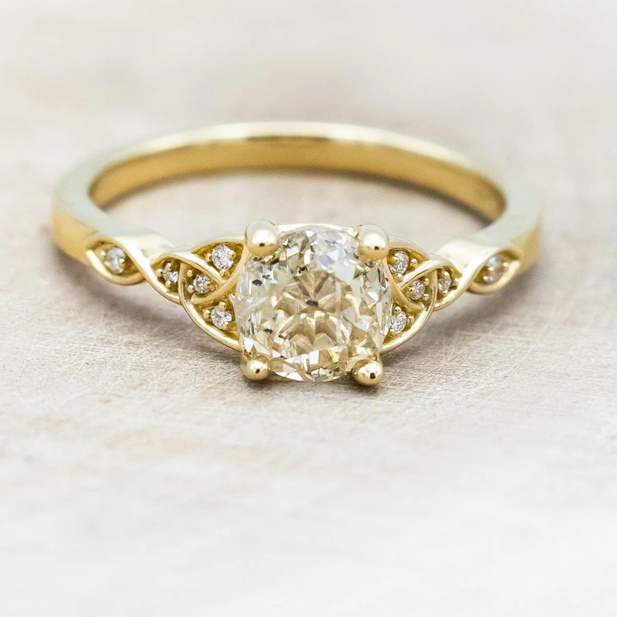 ONE-OF-A-KIND - "AIFE" - CELTIC KNOT ENGAGEMENT RING WITH A 1.05CT ROUND CUT CHAMPAGNE DIAMOND - Image 5