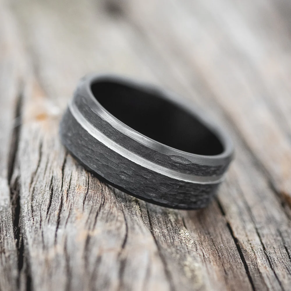 HAMMERED WEDDING BAND WITH A CUT ETCHING - Image 5