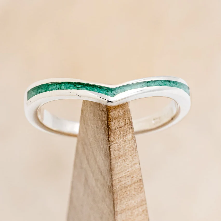 "KIDA" - V-SHAPED STACKING WEDDING BAND WITH SINGLE INLAY - Image 13