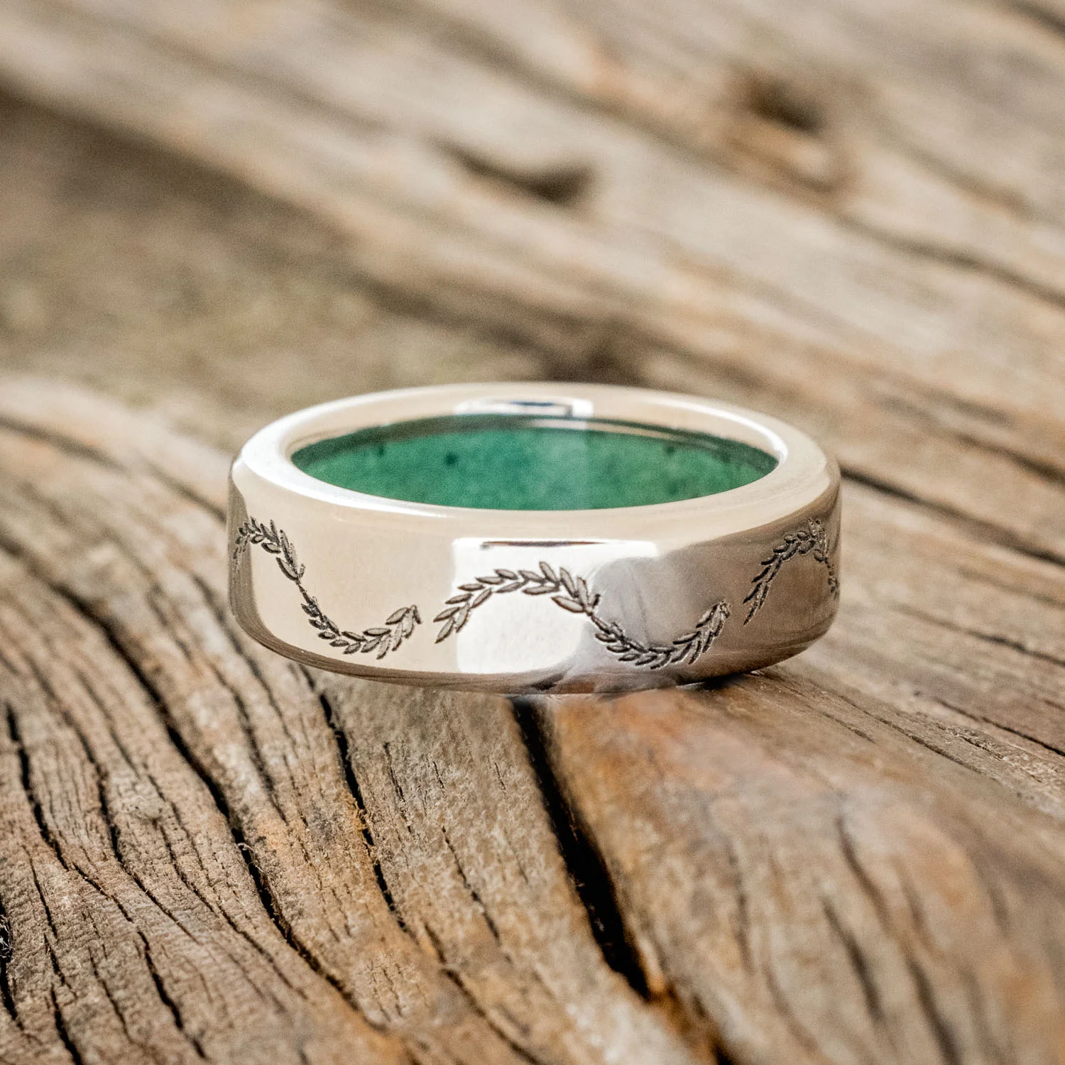 MALACHITE LINED WEDDING BAND WITH FLORAL ENGRAVING - Image 5