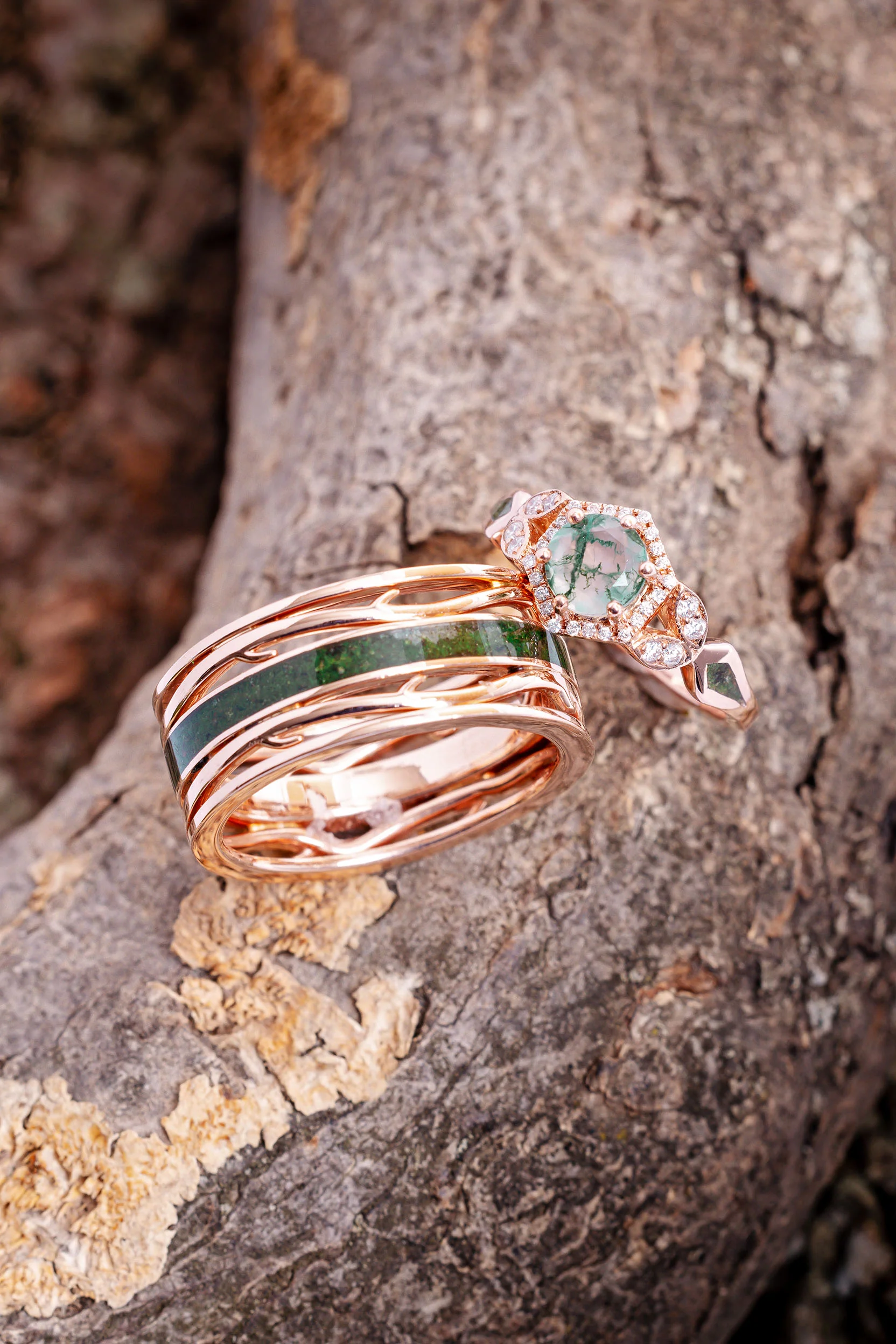 MEN'S "ARTEMIS" - MOSS WEDDING RING FEATURING A 14K GOLD BAND - Image 10
