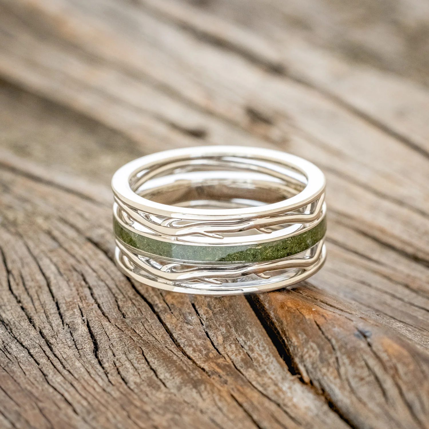 MEN'S "ARTEMIS" - MOSS WEDDING RING FEATURING A 14K GOLD BAND - Image 6