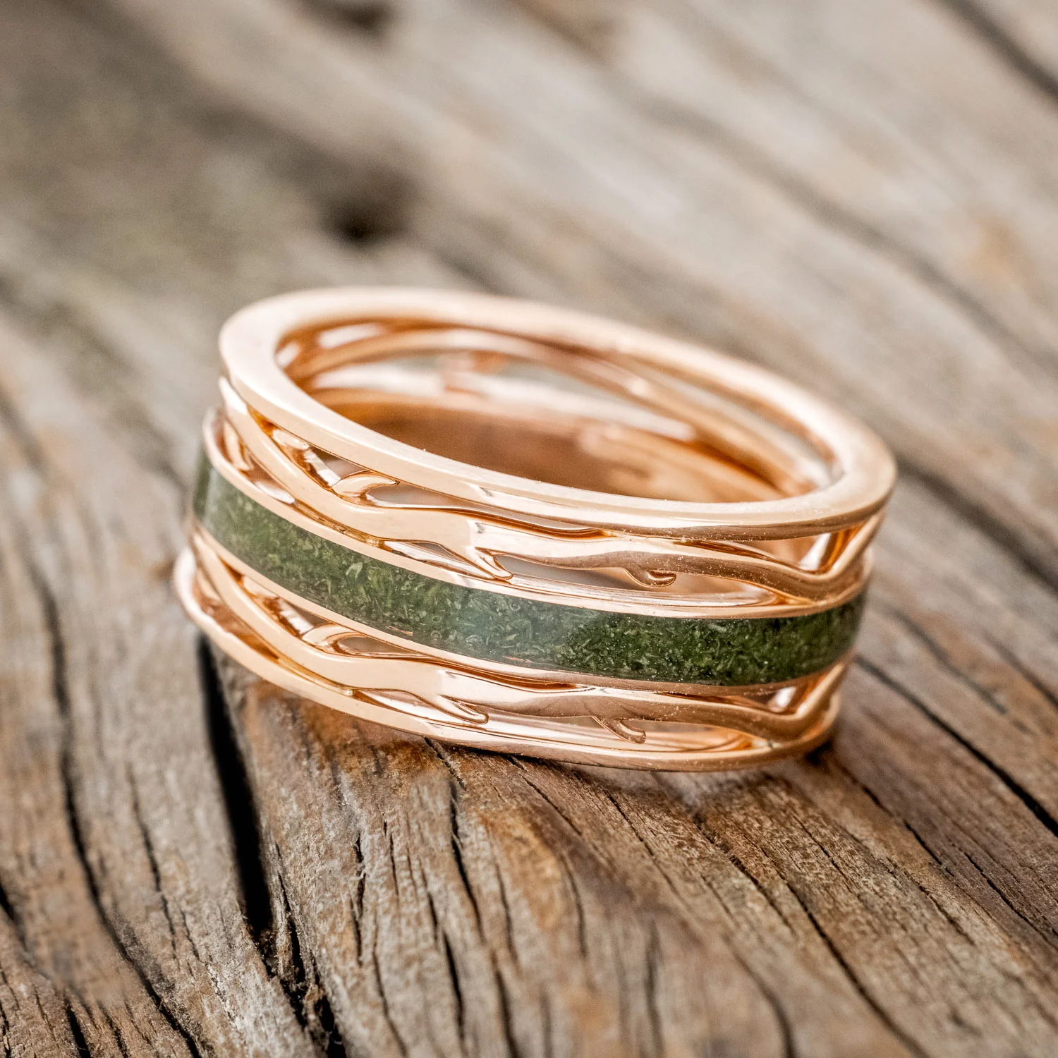 MEN'S "ARTEMIS" - MOSS WEDDING RING FEATURING A 14K GOLD BAND - Image 8