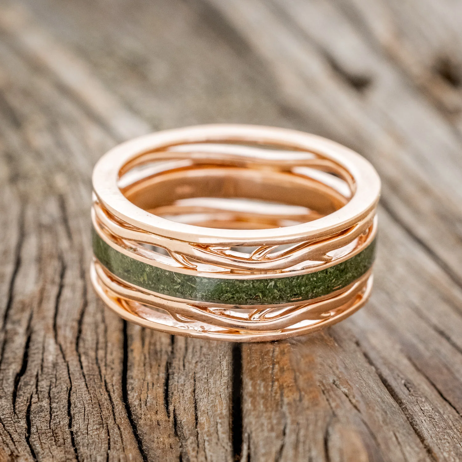 MEN'S "ARTEMIS" - MOSS WEDDING RING FEATURING A 14K GOLD BAND - Image 9