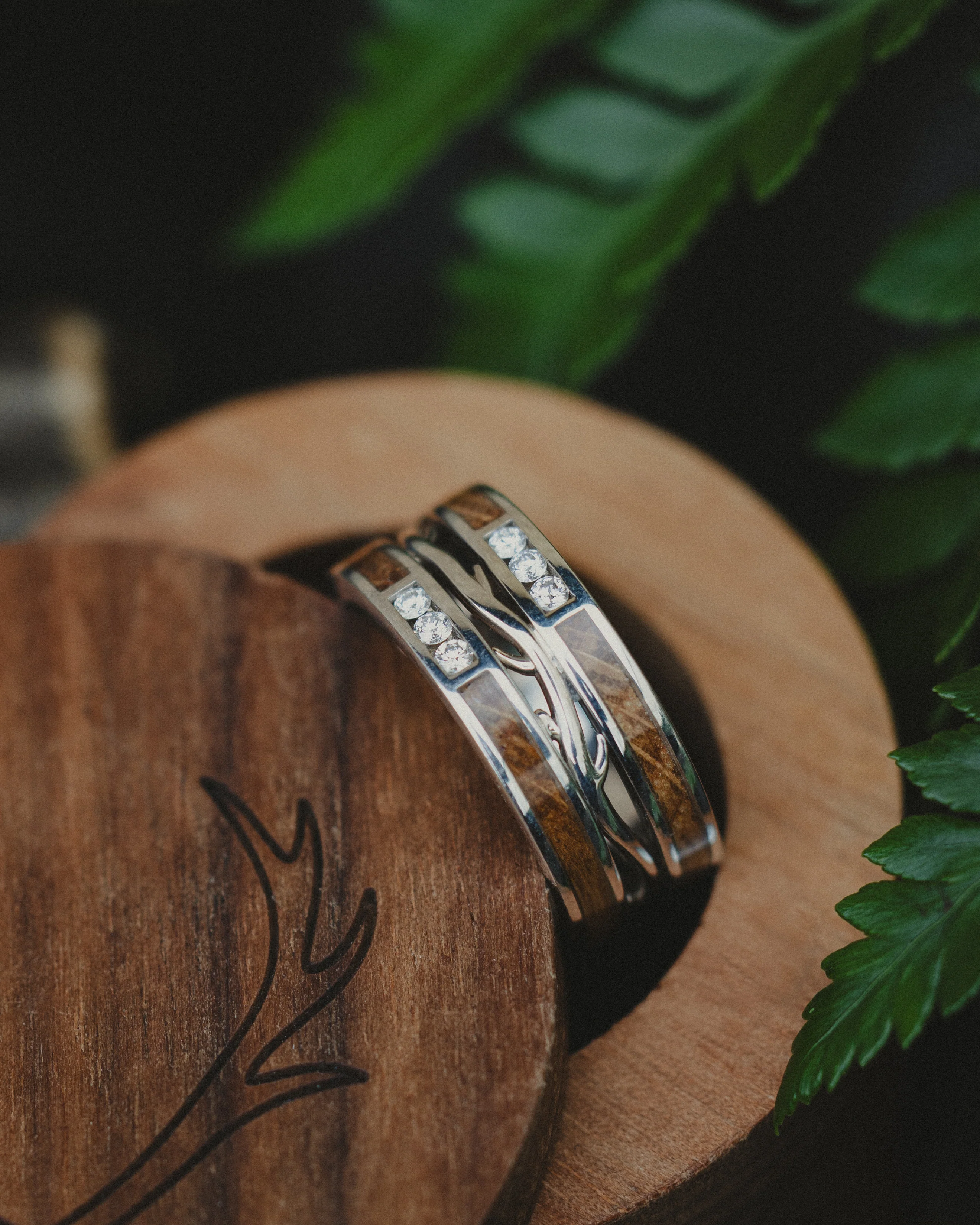 MEN'S "ARTEMIS" - WHISKEY BARREL OAK & DIAMOND WEDDING RING FEATURING A 14K GOLD BAND - Image 4