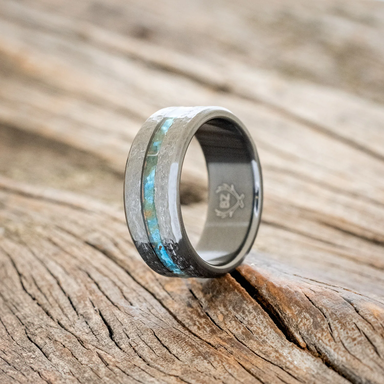 "NIRVANA" - CENTERED PATINA COPPER INLAY WEDDING BAND WITH HAMMERED FINISH - Image 5