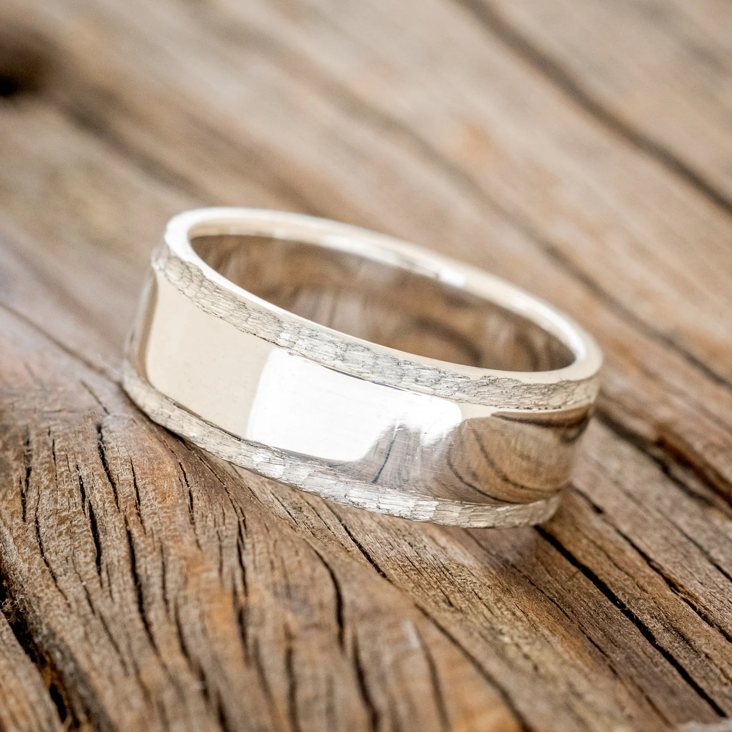 "SEDONA" - RAISED CENTER & HAMMERED EDGES WEDDING RING - Image 9