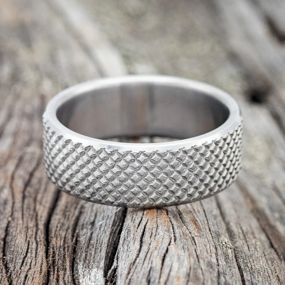 SOLID METAL WEDDING BAND WITH KNURLED FINISH - Image 4