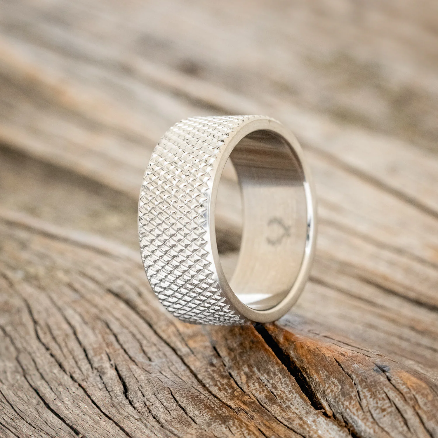 SOLID METAL WEDDING BAND WITH KNURLED FINISH - Image 5