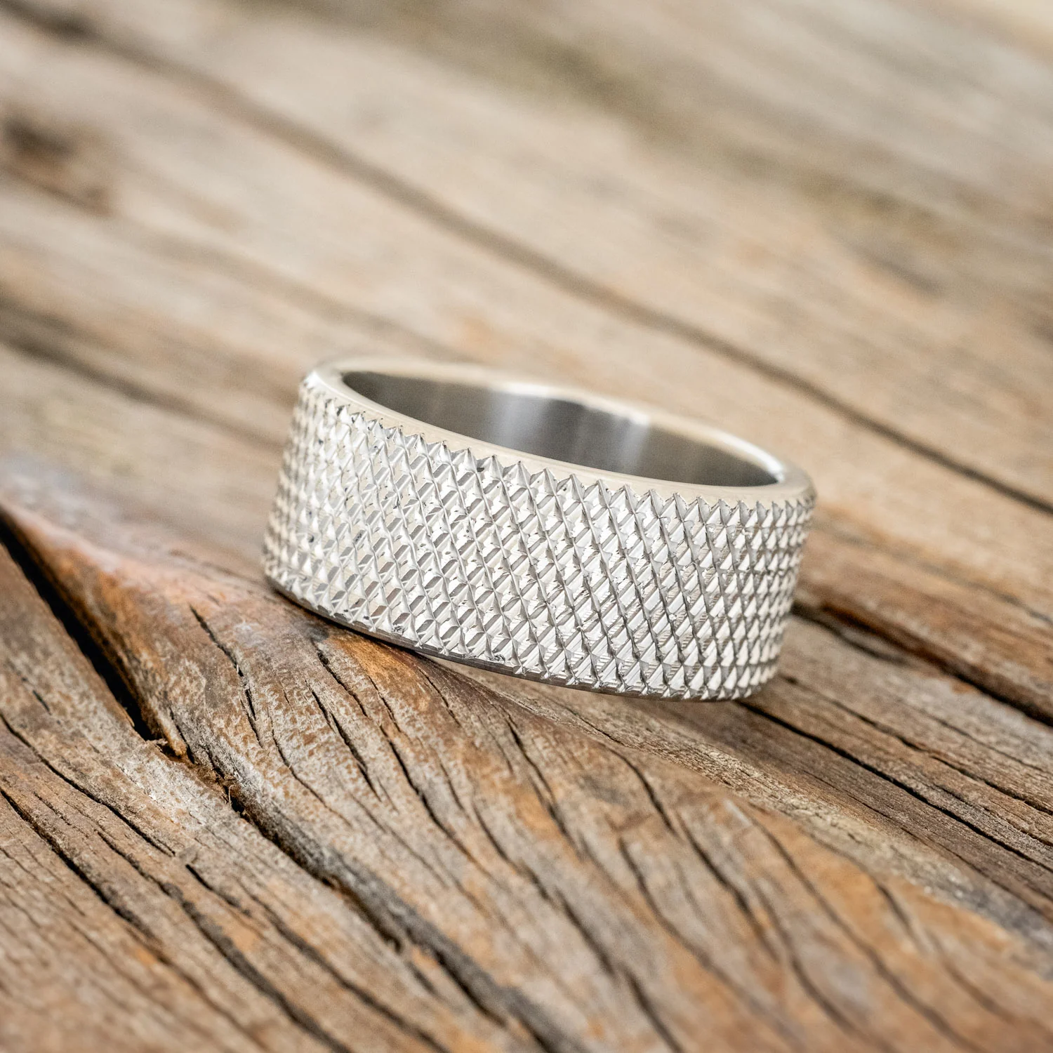 SOLID METAL WEDDING BAND WITH KNURLED FINISH - Image 6