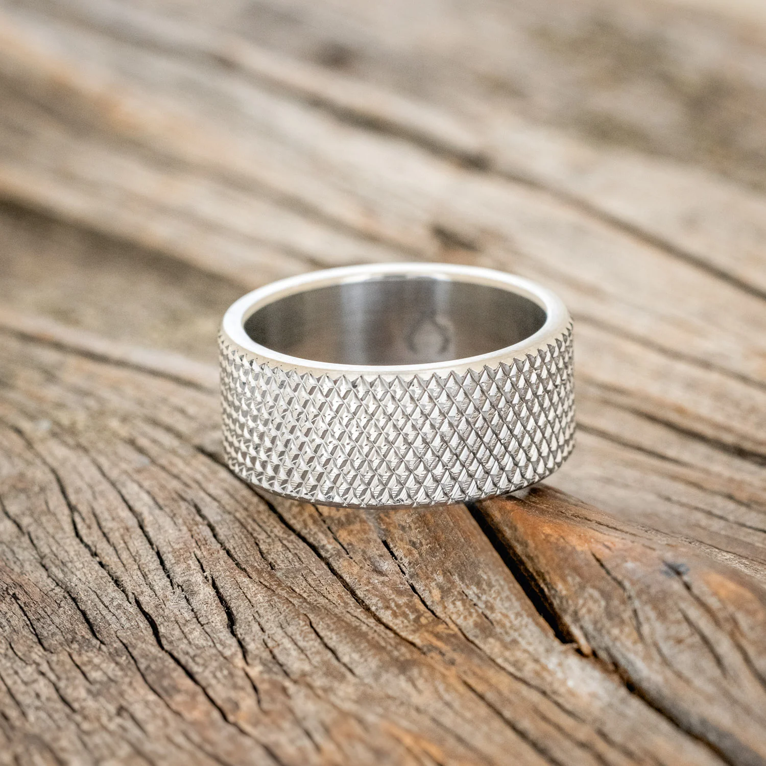 SOLID METAL WEDDING BAND WITH KNURLED FINISH - Image 7