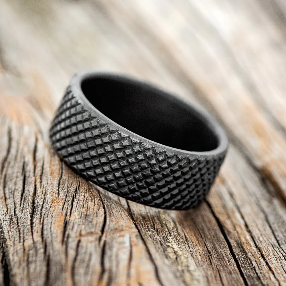 SOLID METAL WEDDING BAND WITH KNURLED FINISH - Image 9